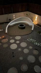 una habitación con una mesa con círculos en el suelo en LIFE GUESTHOUSE en Ādam