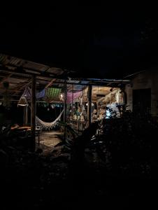 een donkere kamer met een hangmat in de nacht bij Backyard Hostel in Moshi