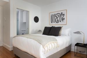 Llit o llits en una habitació de Boutique Studio Apartment in Heritage Home