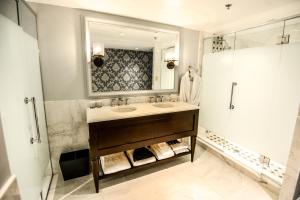 Ein Badezimmer in der Unterkunft The Graham Georgetown