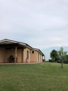 une maison avec une cour herbeuse devant elle dans l'établissement Villa Arianna, à Cori