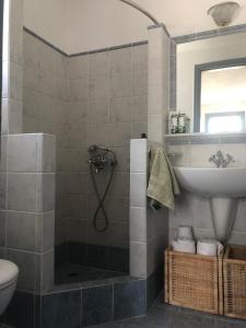 bagno con doccia e lavandino di Summer Villa Zefiros, close to Kaiki beach a Spetses