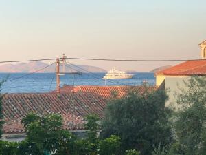 una nave da crociera con tetti in acqua di Summer Villa Zefiros, close to Kaiki beach a Spetses