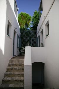 una escalera entre dos edificios blancos con una valla en Summer Villa Zefiros, close to Kaiki beach, en Spetses