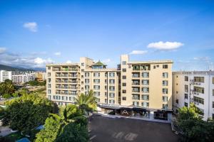 ein großes Gebäude mit einem Basketballplatz davor in der Unterkunft Atour Hotel Sanya Bay Fenghuang Road in Sanya