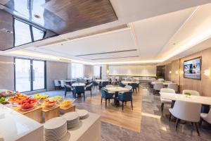 une salle à manger avec des tables et des chaises ainsi qu'une cafétéria dans l'établissement Atour Hotel Guangzhou Baiyun Jiahe Hebian, à Canton