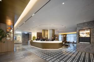 eine Lobby eines Hotels mit einer Rezeption in der Unterkunft Atour Hotel Sanya Bay Fenghuang Road in Sanya