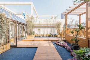 un patio esterno con alberi e piante in un edificio di Atour Hotel Changjiang North Road Wuxi a Wuxi