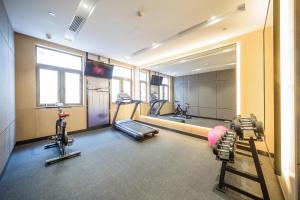 - une salle de sport avec plusieurs tapis de course et machines dans l'établissement Atour Hotel Shengtai West Road South Railway Station Nanjing, à Nankin