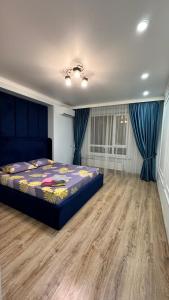 - une chambre avec un lit et du parquet dans l'établissement ЖК Lake town 3, à Almaty
