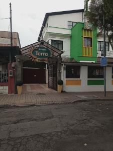 uma loja com uma placa de terrier em frente a um edifício em TERRA PREMIUM Hostal Boutique em Quito