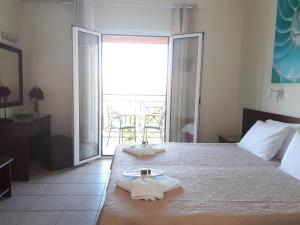 Postel nebo postele na pokoji v ubytování Metaxa Apartments + 37 fotografií