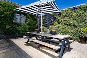 BELLE VUE BEACH HOUSE外面的花园