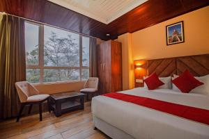 een slaapkamer met een bed en een groot raam bij The Pahuna Retreat in Gangtok