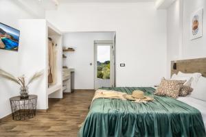 A bed or beds in a room at Stathis Studios II