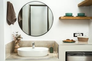 A bathroom at Stathis Studios II