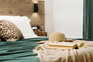 A bed or beds in a room at Stathis Studios II