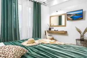A bed or beds in a room at Stathis Studios II