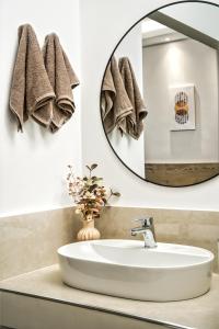 A bathroom at Stathis Studios II