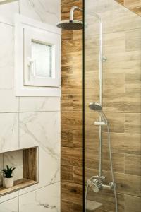 A bathroom at Stathis Studios II