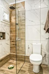 A bathroom at Stathis Studios II