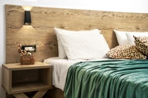 A bed or beds in a room at Stathis Studios II