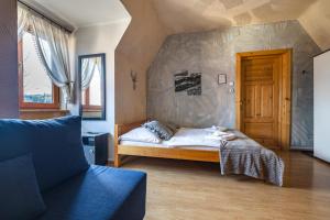 ein Schlafzimmer mit einem Bett in einem Zimmer in der Unterkunft Pokoje gościnne Siodemka in Zakopane