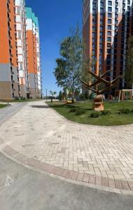 un parc dans une ville avec de grands bâtiments dans l'établissement ЖК Lake town 3, à Almaty