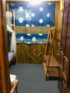 um quarto com um palco com uma cortina e uma escada em Fan Lap Homestay em Sapa