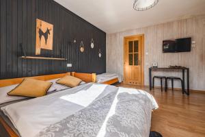 um quarto com uma cama grande e uma televisão em Pokoje gościnne Siodemka em Zakopane