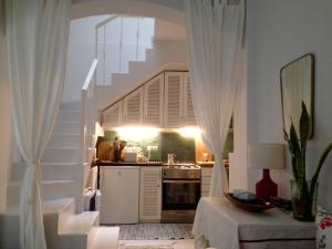 eine Küche mit einer Treppe mit weißen Vorhängen in der Unterkunft casabonita in Asilah