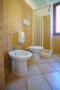 ein Bad mit einem WC, einem Waschbecken und einer Dusche in der Unterkunft Albergo Luna di Marzo in Volastra