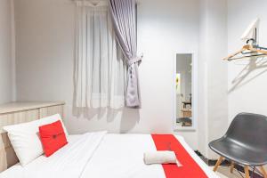 Postel nebo postele na pokoji v ubytování RedDoorz near Botani Square Mall + 20 fotografií