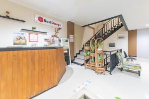 Vstupní hala nebo recepce v ubytování RedDoorz near Botani Square Mall