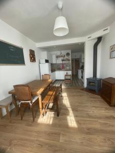 een eetkamer met een tafel en stoelen en een schoolbord bij Cosy Giverny in Giverny