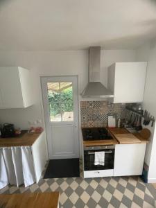 Kuchyňa alebo kuchynka v ubytovaní Cosy Giverny + 8 fotografií
