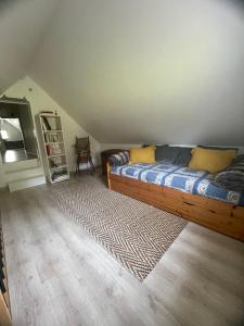 Ένα ή περισσότερα κρεβάτια σε δωμάτιο στο Cosy Giverny