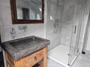 Moselkieker في برودنباخ: حمام مع حوض ودش +8 صور