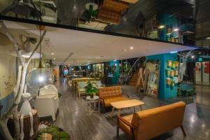台北市にあるFinders Hotel-Fu Qianのソファ、テーブル、椅子が備わる客室です。