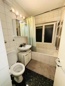 ein Badezimmer mit einem WC, einem Waschbecken und einer Badewanne in der Unterkunft TULUM APARTMENTS - STUTTGART CITY in Stuttgart