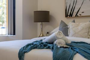 A bed or beds in a room at Coastal Charm: Halls Head Getaway in Mandurah