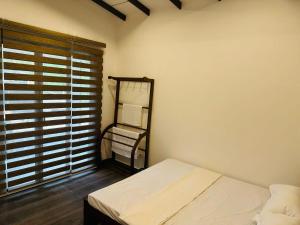 um quarto com uma cama e um espelho em Senu Resort Katunayaka em Katunayaka