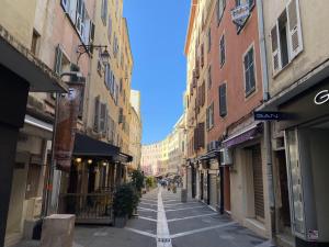 una calle vacía en una ciudad con edificios en Studio cosy en centre d'Ajaccio, en Ajaccio