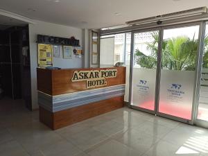 a asian port hotel lobby with a reception desk at ASKAR PORT OTEL in Tasucu