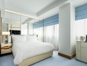 Letto o letti in una camera di Lanson Place Causeway Bay, Hong Kong