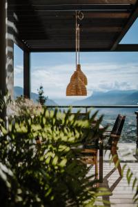 une lampe suspendue suspendue depuis une terrasse couverte avec vue sur l'océan dans l'établissement farnhaus, à Tirolo