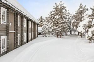 a snow covered yard next to a building at BjorliKos in Bjorli