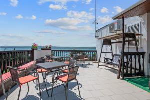 Pansion Adria Haus في بوسيدارجي: فناء به طاولات وكراسي و المحيط