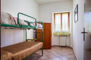 1 dormitorio con 2 literas y ventana en Casa marina Ampio - Castiglione, en Castiglione della Pescaia