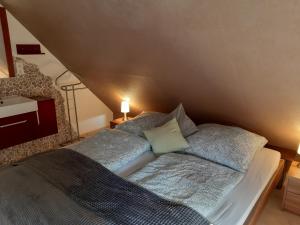 ein Schlafzimmer mit einem Bett mit zwei Kissen darauf in der Unterkunft Ferienhaus am Silbersee 86 in Frielendorf